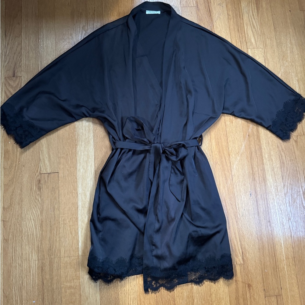 Luxurious Black Satin Feel Lace Trim Short Robe With Pockets Women’s Large